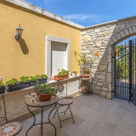 Beautiful In With Kitchen Apartment